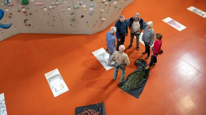 Die Senioren-Klettergrippe bespricht das folgende Training | © DAV / Julian Rohn