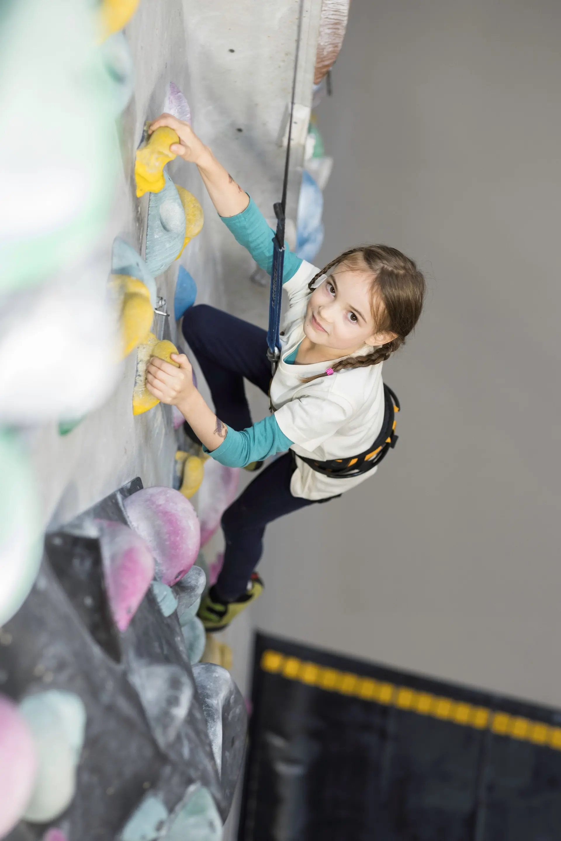 Ein Mädchen beim Familienklettern in der Kletterhalle des DAV | © DAV / Jens Klatt