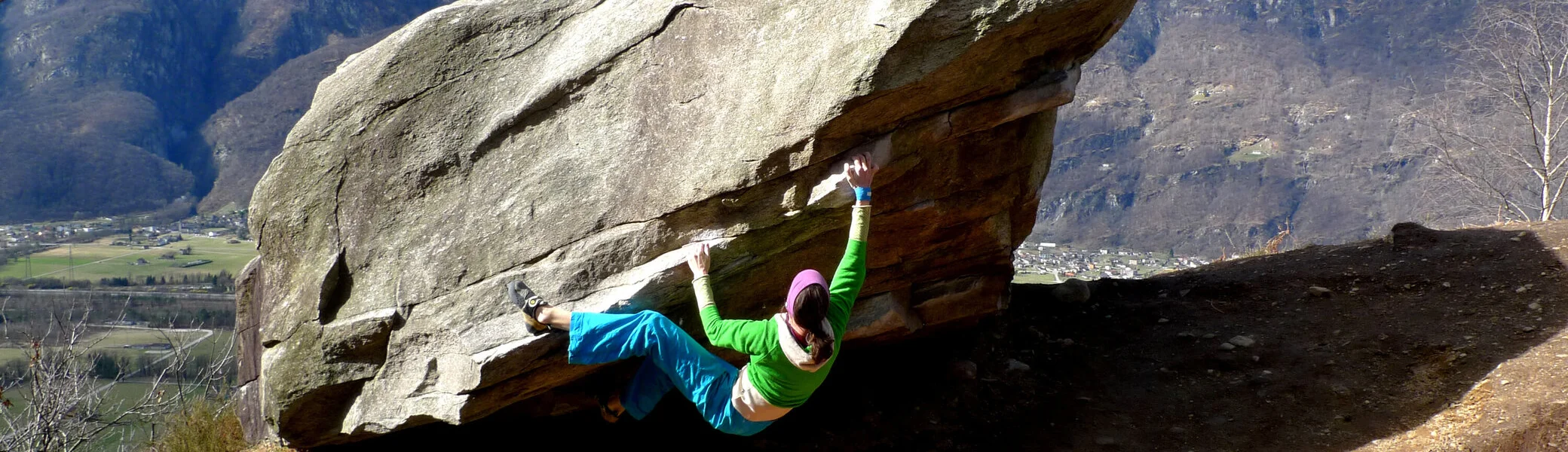Ein Mann bouldert an einem Outdoor-Boulderfelsblock | © DAV/Matthias Keller